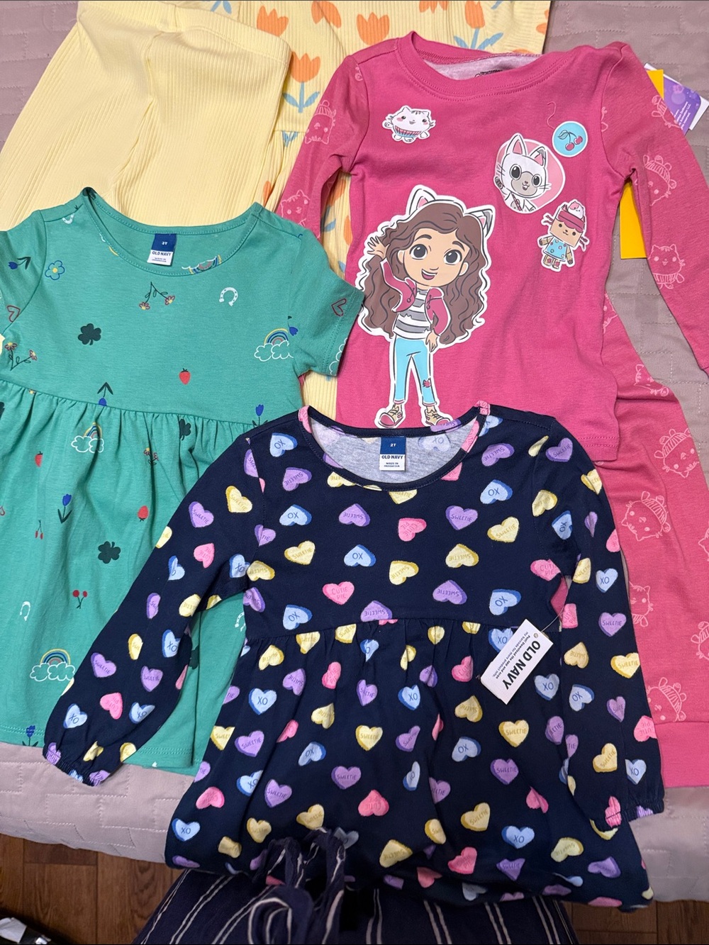 Old Navy lot for two toddler girl!  Five items for a great !